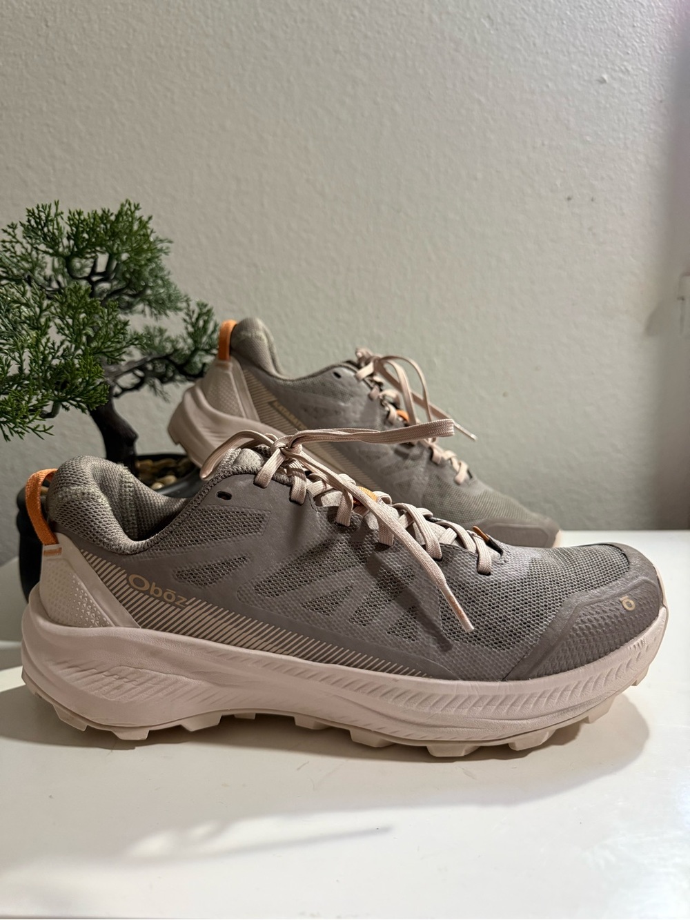 Oboz katabatic LT Low Women size 10 Athletic Trail Sneakers with Peach Accents